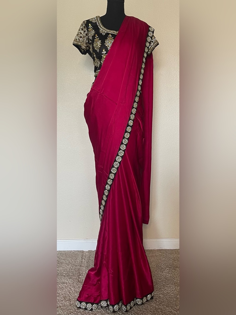 Elegant Magenta Saree with Embellished Black Blouse - Picture 4 of 4